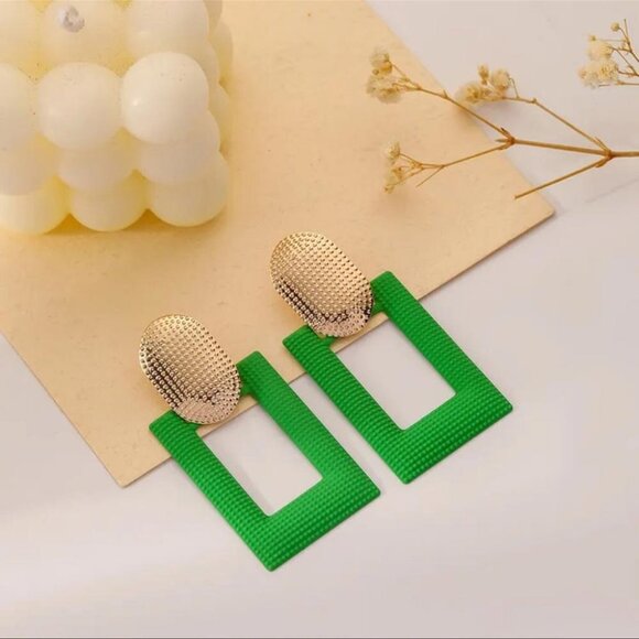 NEW Bright Kelly Green Gold Lightweight Statement Earrings Geometric Art Deco - Picture 3 of 13
